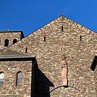 Blick auf den Giebel und die Türme der Barbarakirche Gottesdienst zur Feier des Kolping-Gedenktags