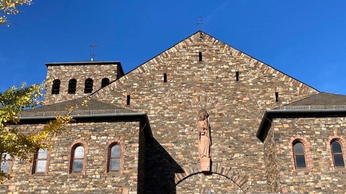 Blick auf den Giebel und die Türme der Barbarakirche Gottesdienst zur Feier des Kolping-Gedenktags