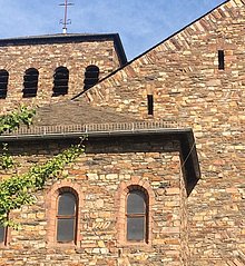 linker Teil der Barbarakirche mit Heiliger St. Barbara über dem Portal