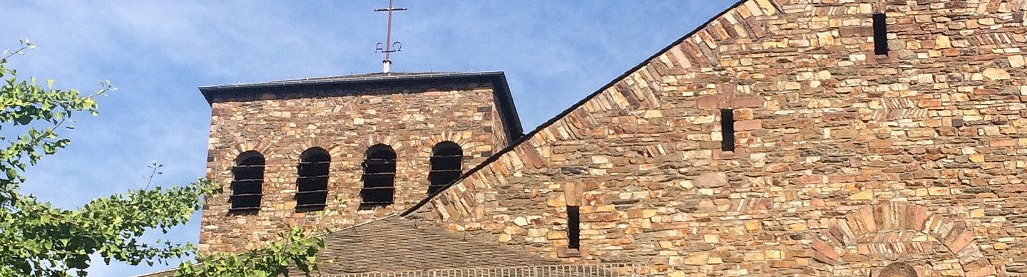 linker Teil der Barbarakirche mit Heiliger St. Barbara über dem Portal