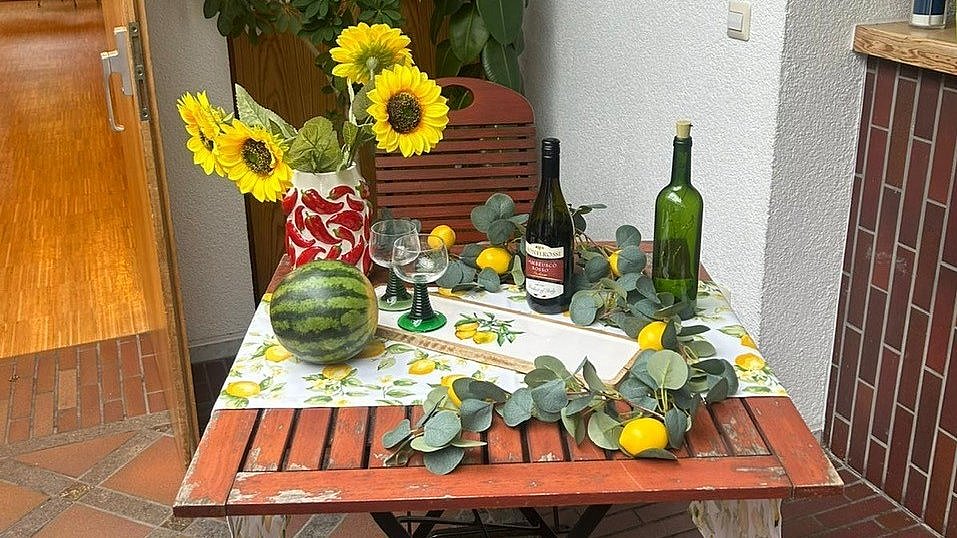 Tisch mit italienischem Beiwerk im Foyer des Gemeindehausen