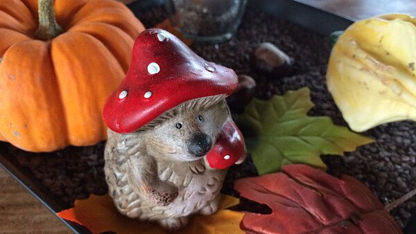 Der Herbst kommt herbstliche Keramikfiguren, Igel und Kürbis
