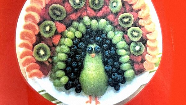 Früchtepfau Pfau aus Früchten gelegt