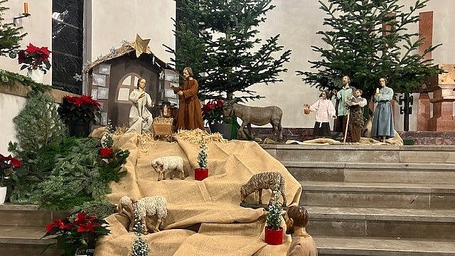 Krippe auf den Altarstufen