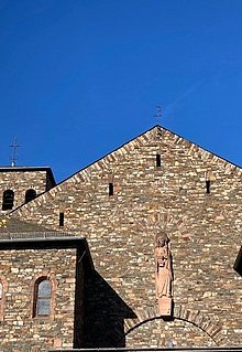 Blick auf den Giebel und die Türme der Barbarakirche an einem sonnigen Herbsttag