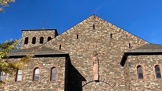 Blick auf den Giebel und die Türme der Barbarakirche an einem sonnigen Herbsttag