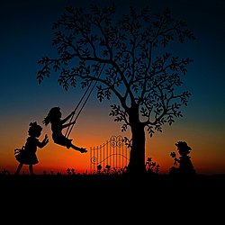 Spielende Kinder in der Abenddämmerung, Scherenschnitt