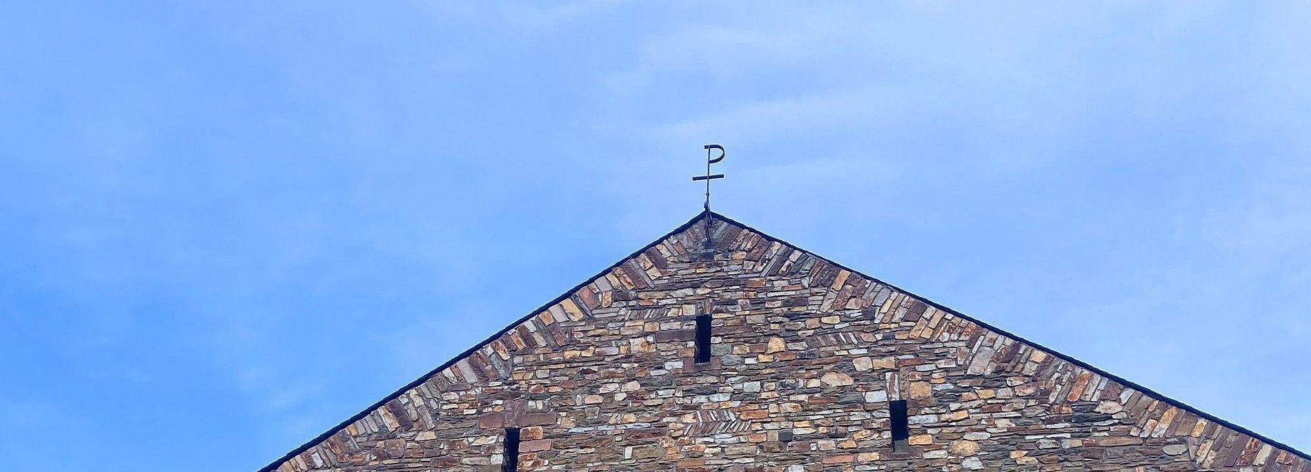 St. Barbara über dem Portal