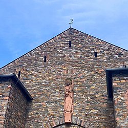 St. Barbara über dem Portal