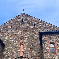 St. Barbara über dem Portal