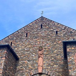 St. Barbara über dem Portal