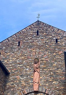 St. Barbara über dem Portal