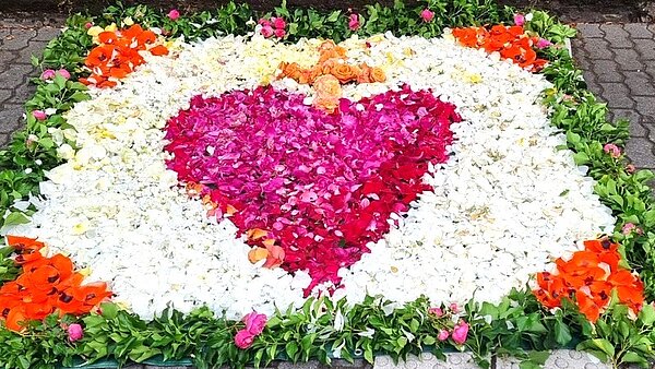 Fronleichnam 2023 Blumenteppich vor dem Kirchplatz