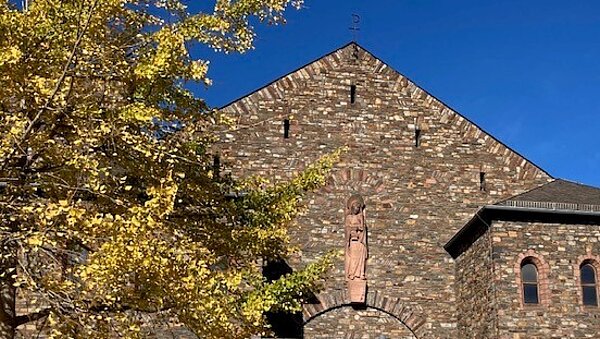 Blick auf das Portal der Barbarakirche Blick auf das Portal der Barbarakirche an einem sonnigen Herbsttag