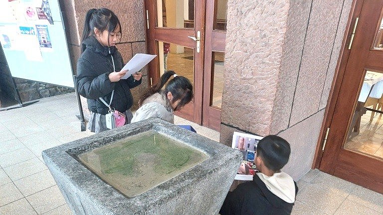Kommunionkinder rätseln am Weihwasserbecken
