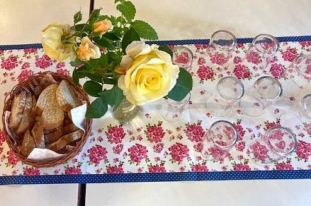 eingedeckter Tisch mit Brot und Rosen