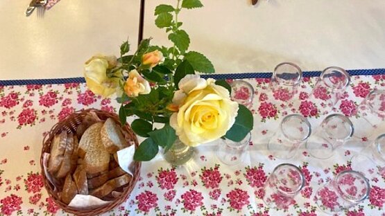 eingedeckter Tisch mit Brot und Rosen