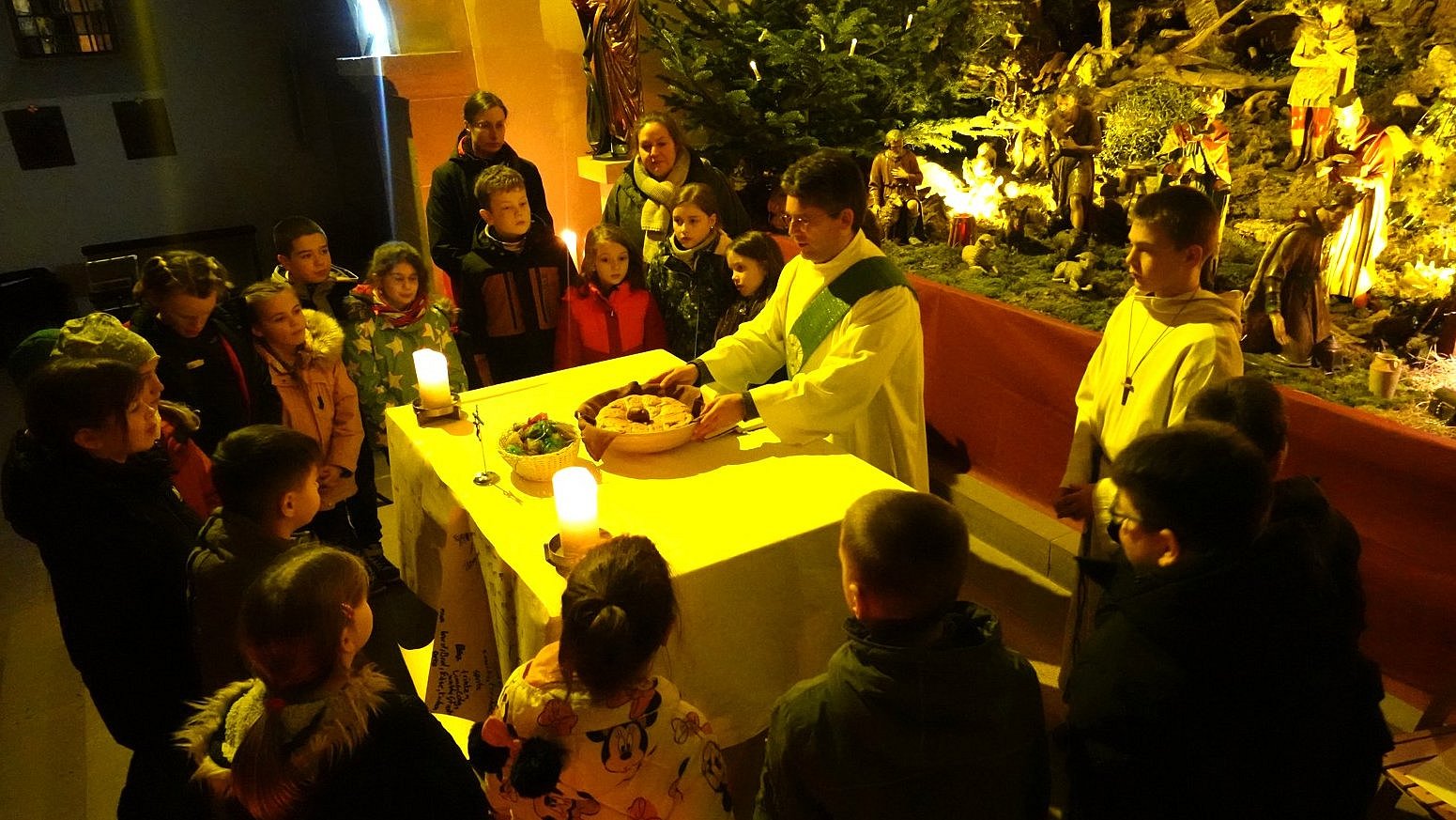 Kommunionkinder stehen um den Altar in der Johanniskirche
