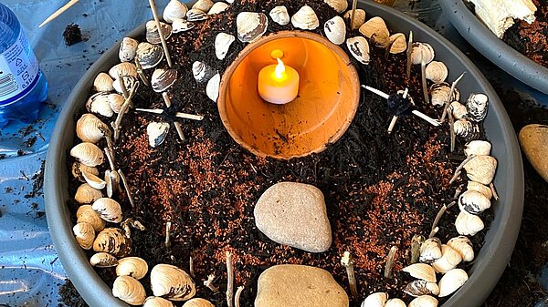 Fertig geschmückte Osterkrippe Fertig geschmückte Osterkrippe mit drei Kreuzen