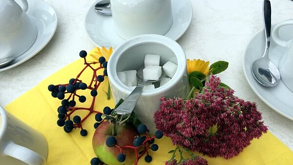 Kaffeetisch mit Blumenschmuck Kaffeetisch mit herbstlichem Blumenschmuck