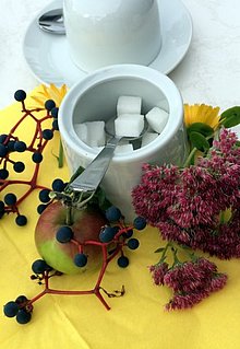 Kaffeetisch mit herbstlichem Blumenschmuck 