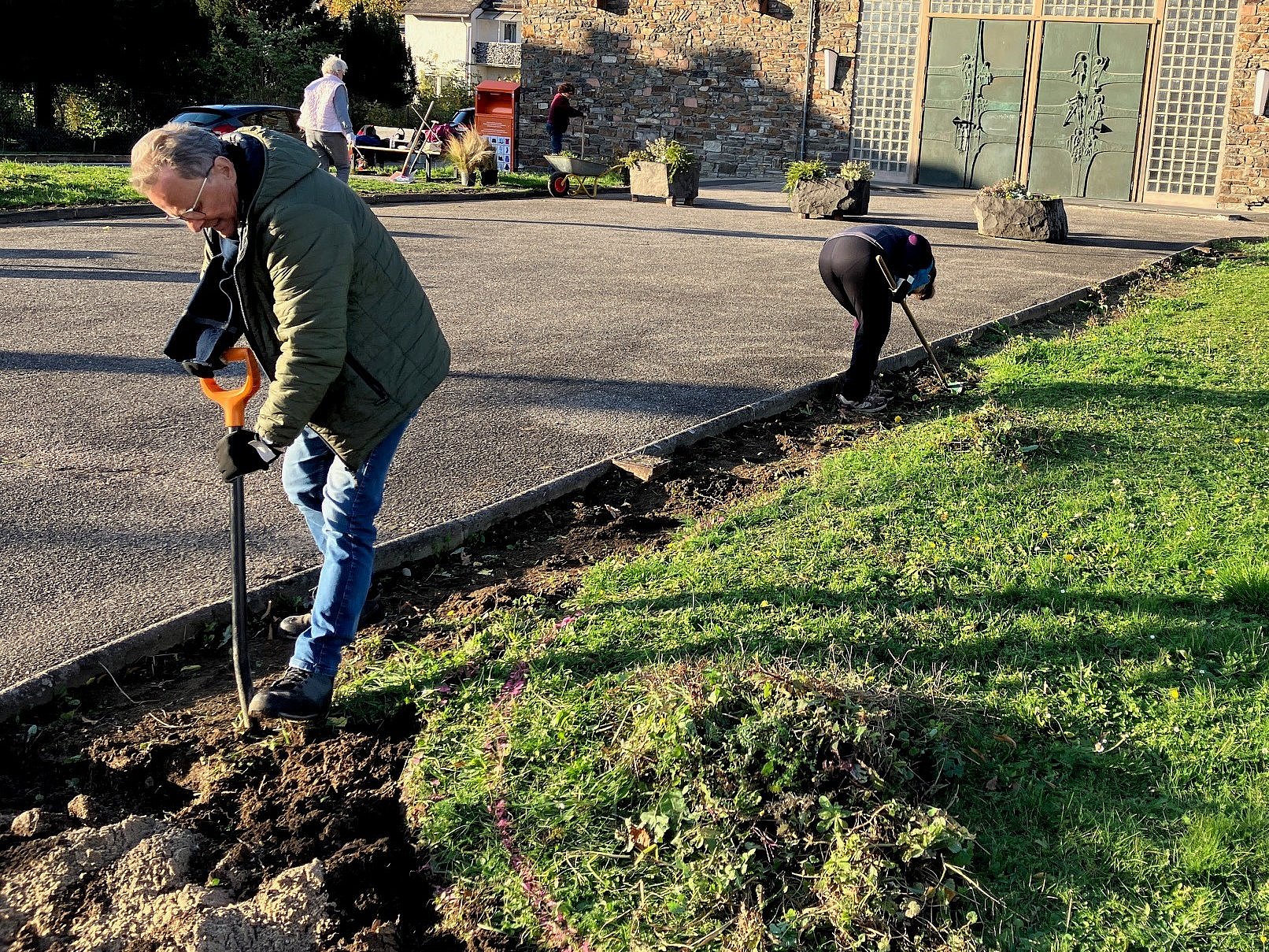 Graben und Aufhacken des Pflanzstreifens