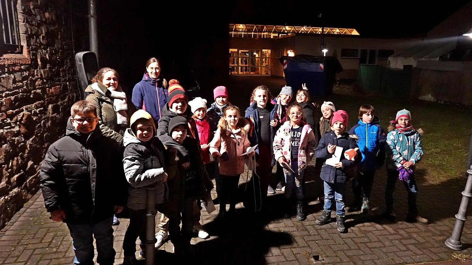 Gruppenbild in der Nacht vor dem Gemeindehaus