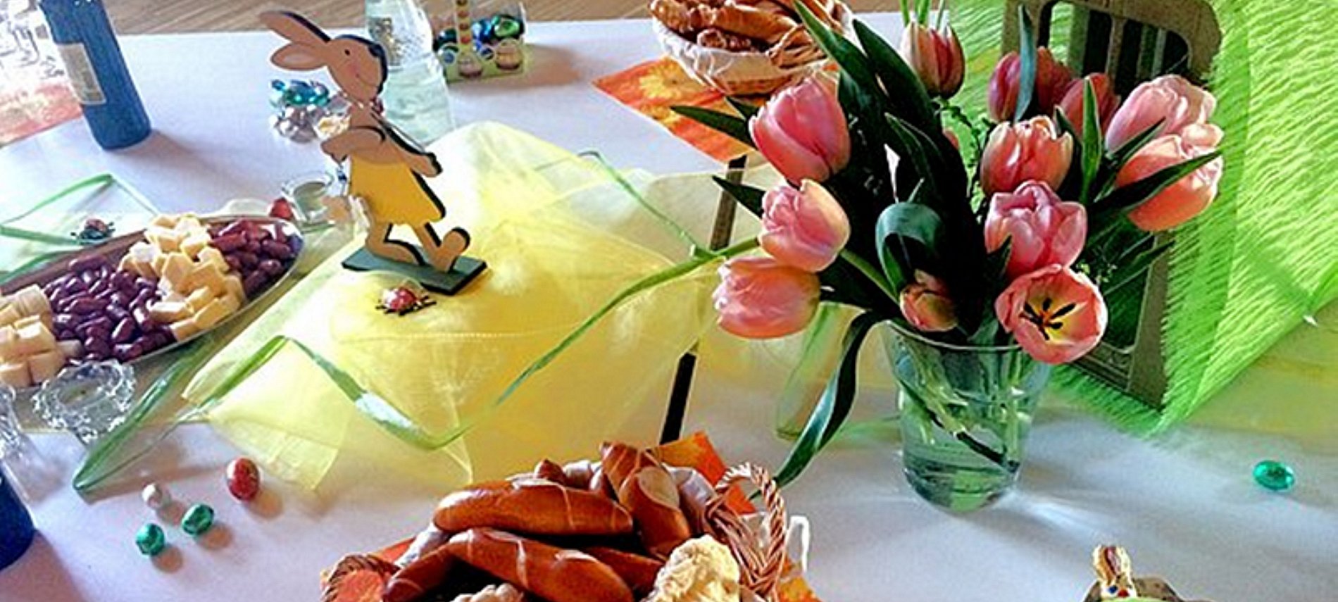 Osterschmuck auf dem Tisch im Gemeindehaus