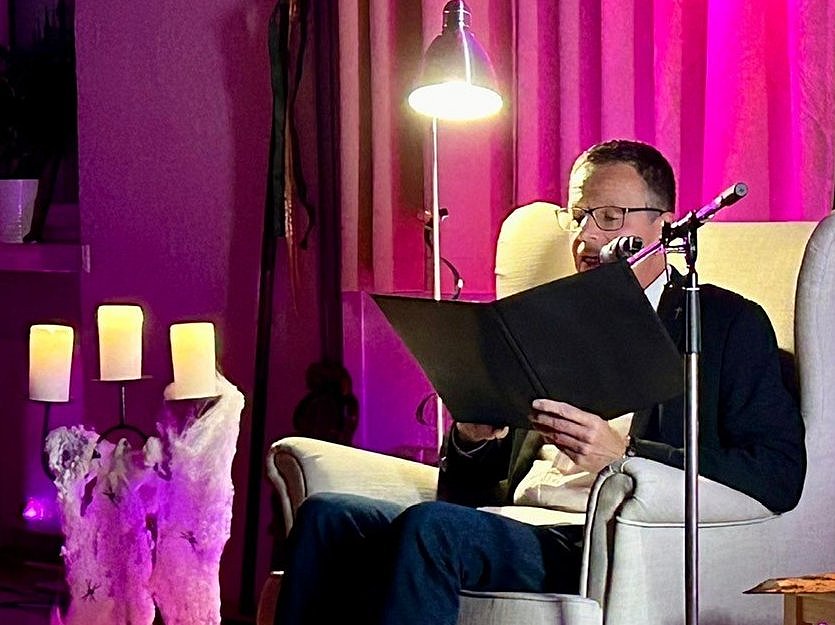 Krimilesung - Pfarrer Sturm im Ohrensessel am Vorlesen