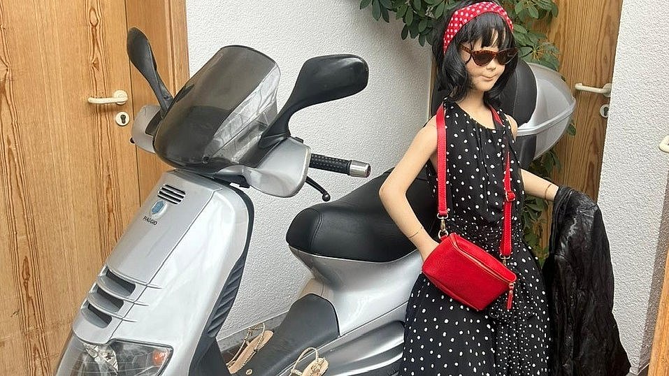 Dolce Vita: Vespa vor dem Eingang zum Gemeindehaussaal