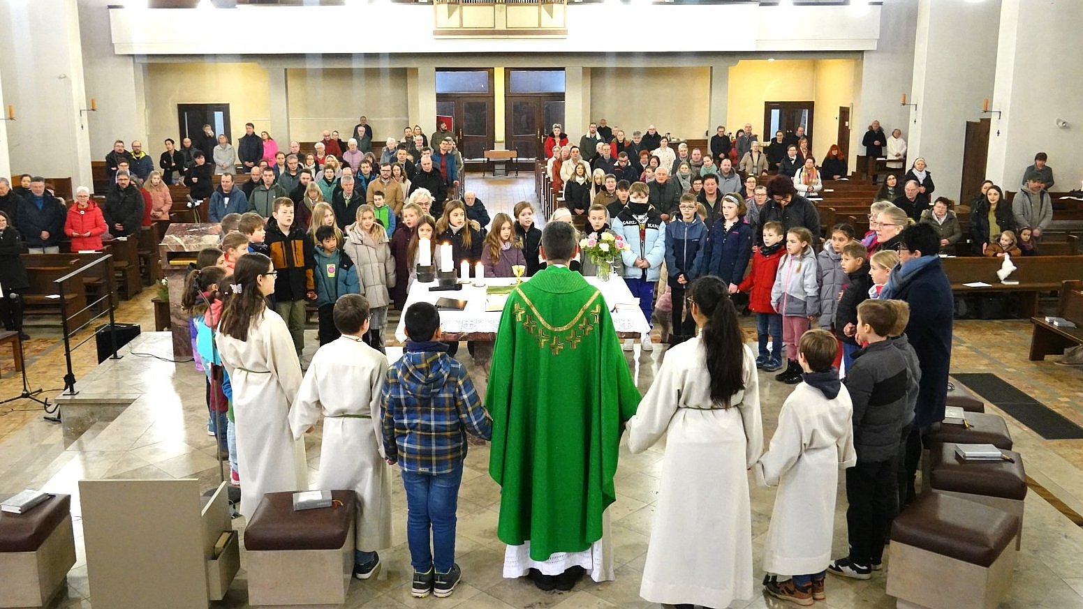 Die Kommunionkinder bilden einen Kreis zum Vater Unser