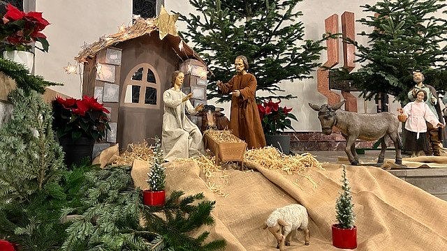 Aufgebaute Krippe in der Barbarakirche