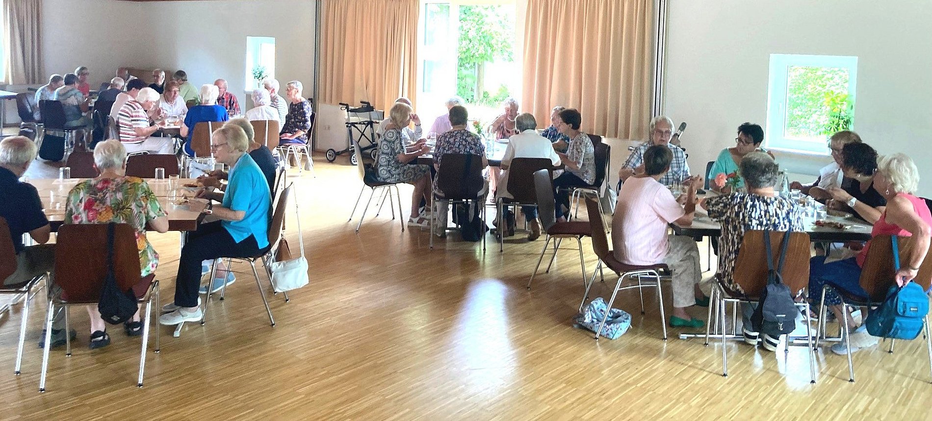 Blick in den Gemeindesaal bei Mittagstisch im Ausgust