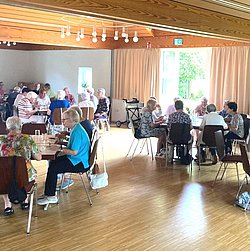 Blick in den Gemeindesaal bei Mittagstisch im Ausgust