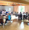 Blick in den Gemeindesaal bei Mittagstisch im Ausgust