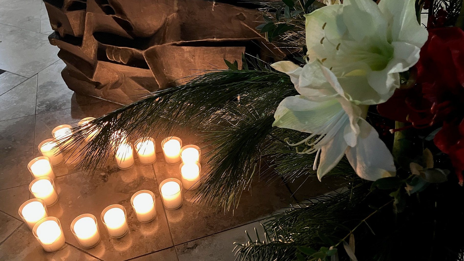 Weihnachtsimpuls, Kerzen in Herzform vor dem Ambo