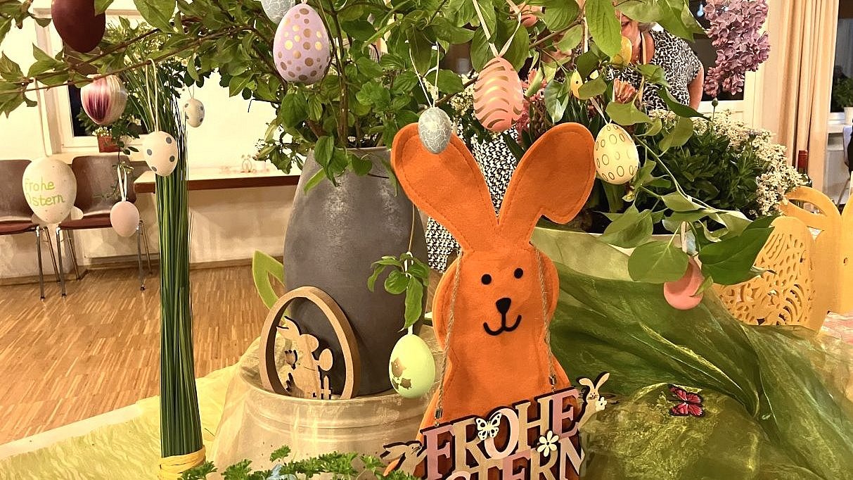 geschmückter Tisch für die Agapefeier