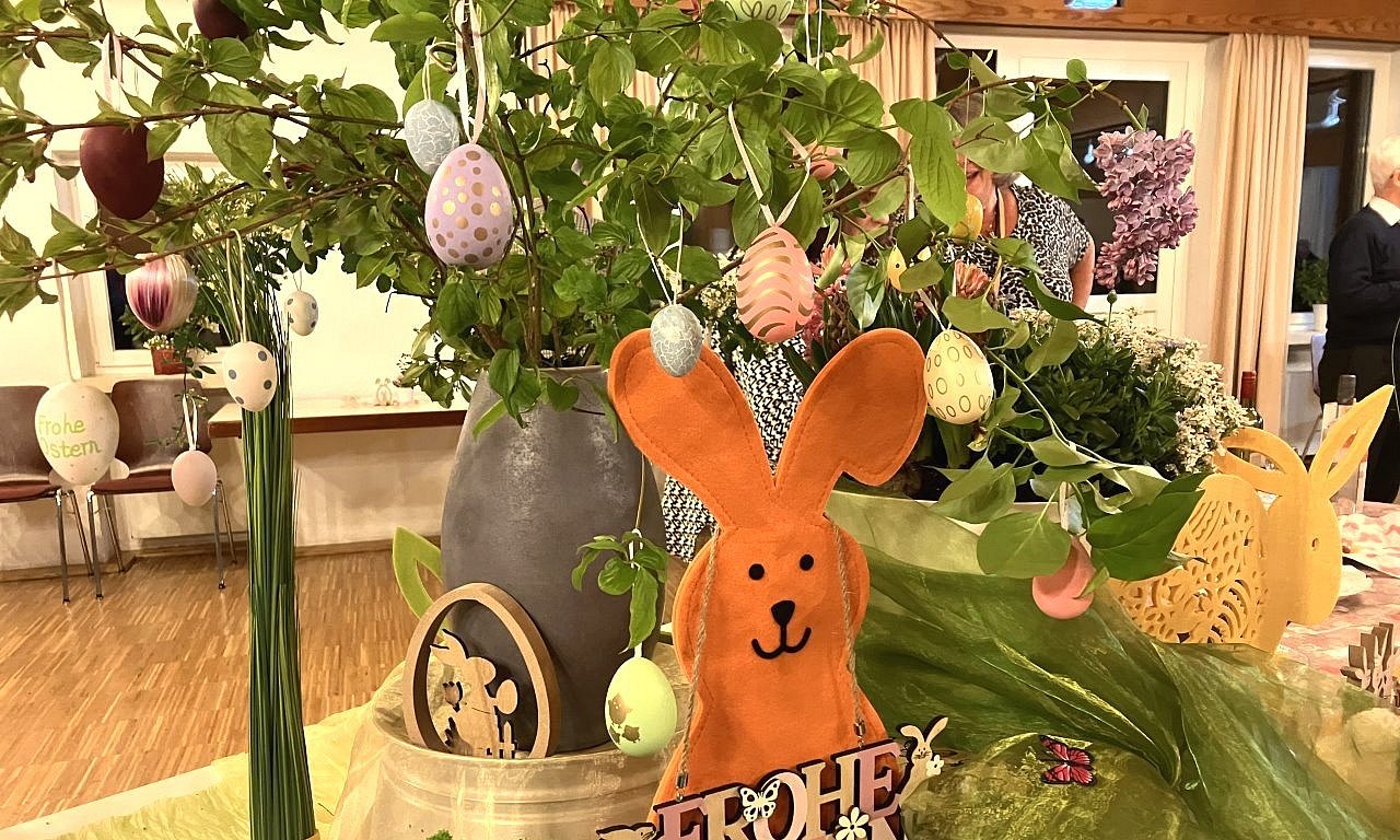 geschmückter Tisch für die Agapefeier