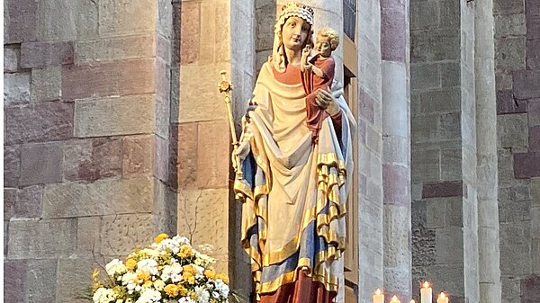 Maria mit dem Kind im Mariendom zu Speyer Maria mit dem Kind im Mariendom zu Speyer
