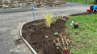 neu bepflanzter Randstreifen rechts vor der Barbara-Kirche