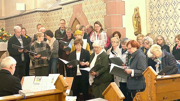 Der Barbarachor Allerheiligen 2024 Der Barbarachor bei der Aufstellung in der Allerheiligenbergkapelle am 1. November 2024
