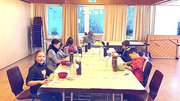 Kommunionkinder beim Basteln im Gemeindehaus