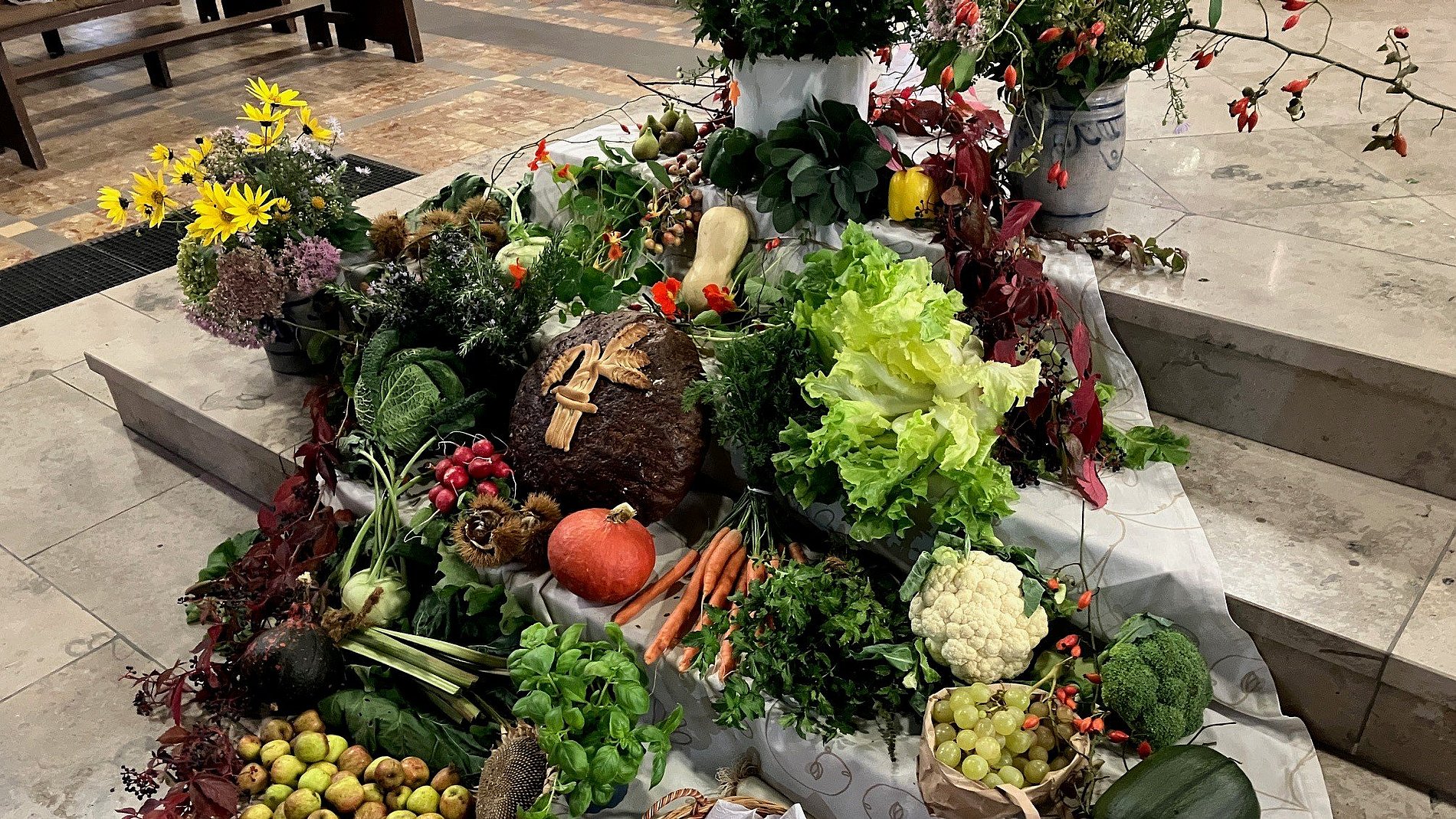 Erntedankteppich, gelegt durch die Mitglieder des Ortsausschusses