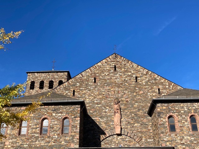 Blick auf den Giebel und die Türme der Barbarakirche an einem sonnigen Herbsttag