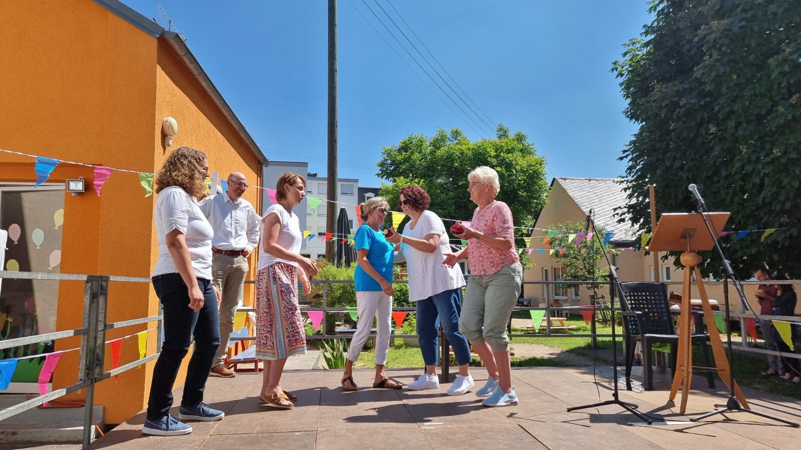 70. Geburtstag Kita Bild 1 von der Geldübergabe durch den OA St. Barbara
