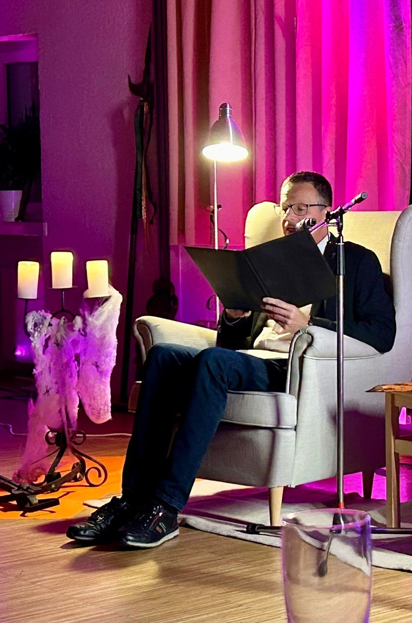 Krimilesung - Pfarrer Sturm im Ohrensessel am Vorlesen