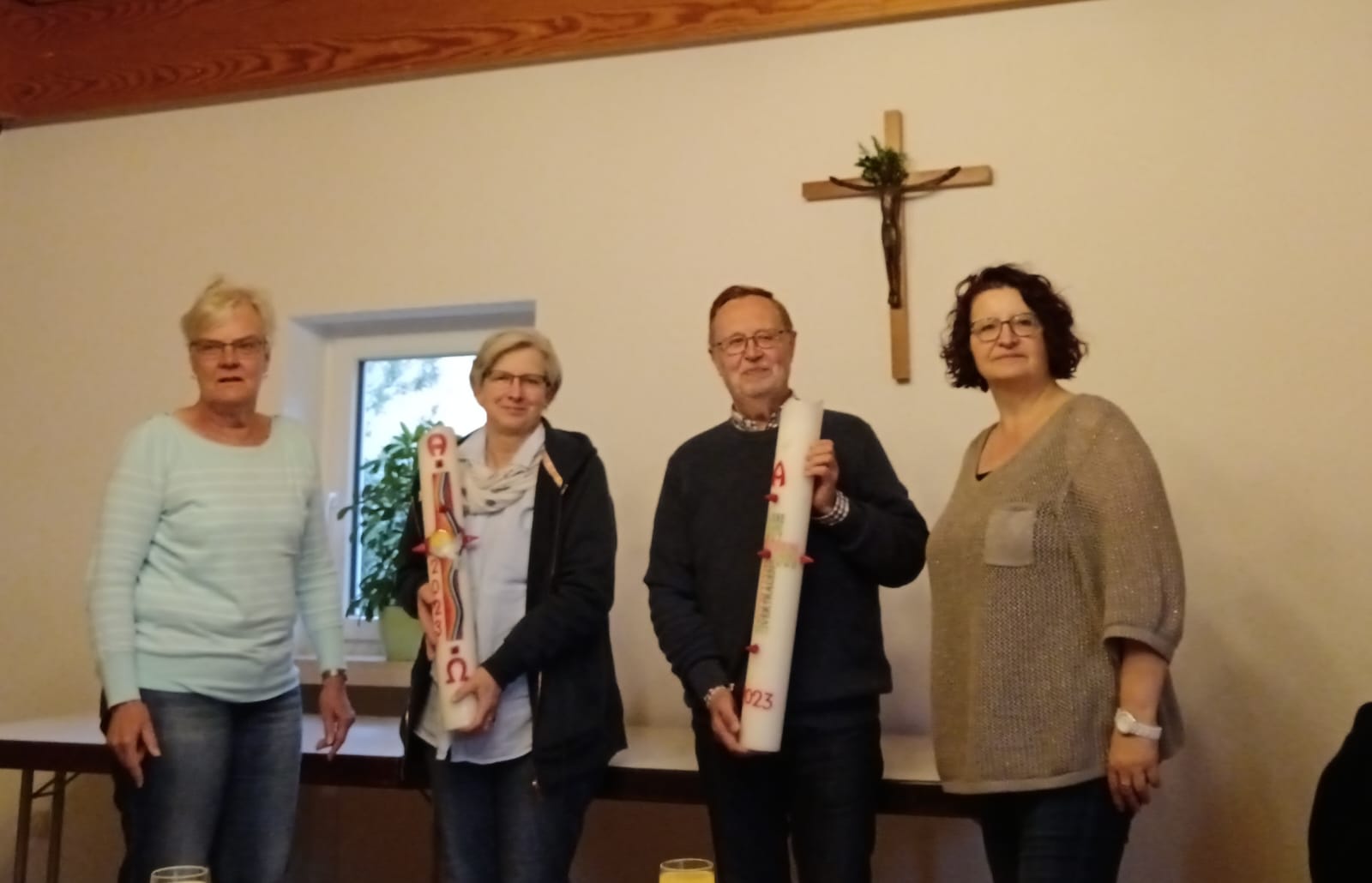 Übergabe der Osterkerzen an Hella und Manfred durch den OA St. Barbara